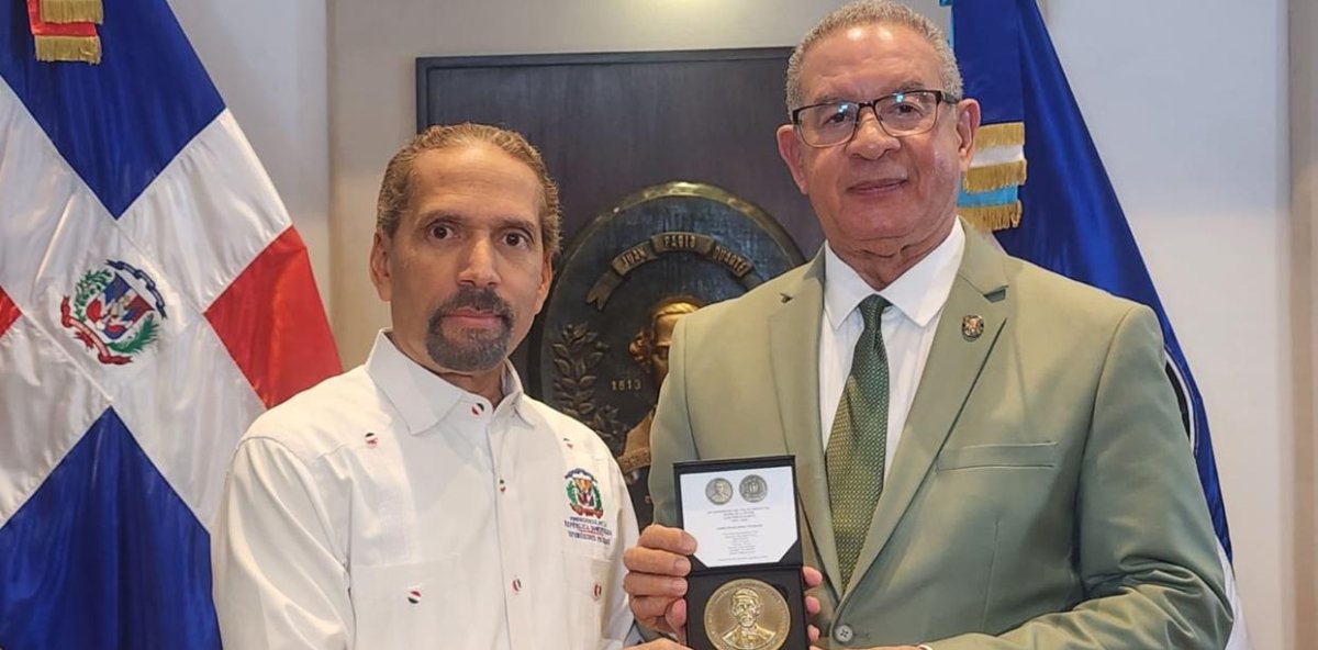 Juan Pablo Uribe entrega medalla conmemorativa 150 años a Wilson Gómez.