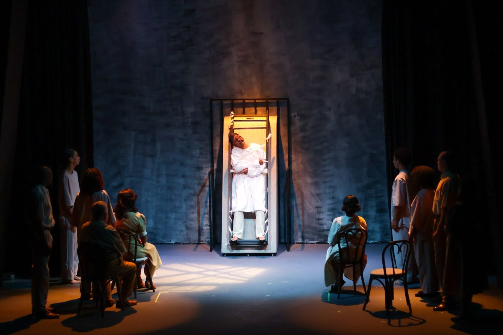 Dramatica escena de Brito, montaje teatral extraordinario que repite el fin de semana en Sala Ravelo. Foto suministrada.