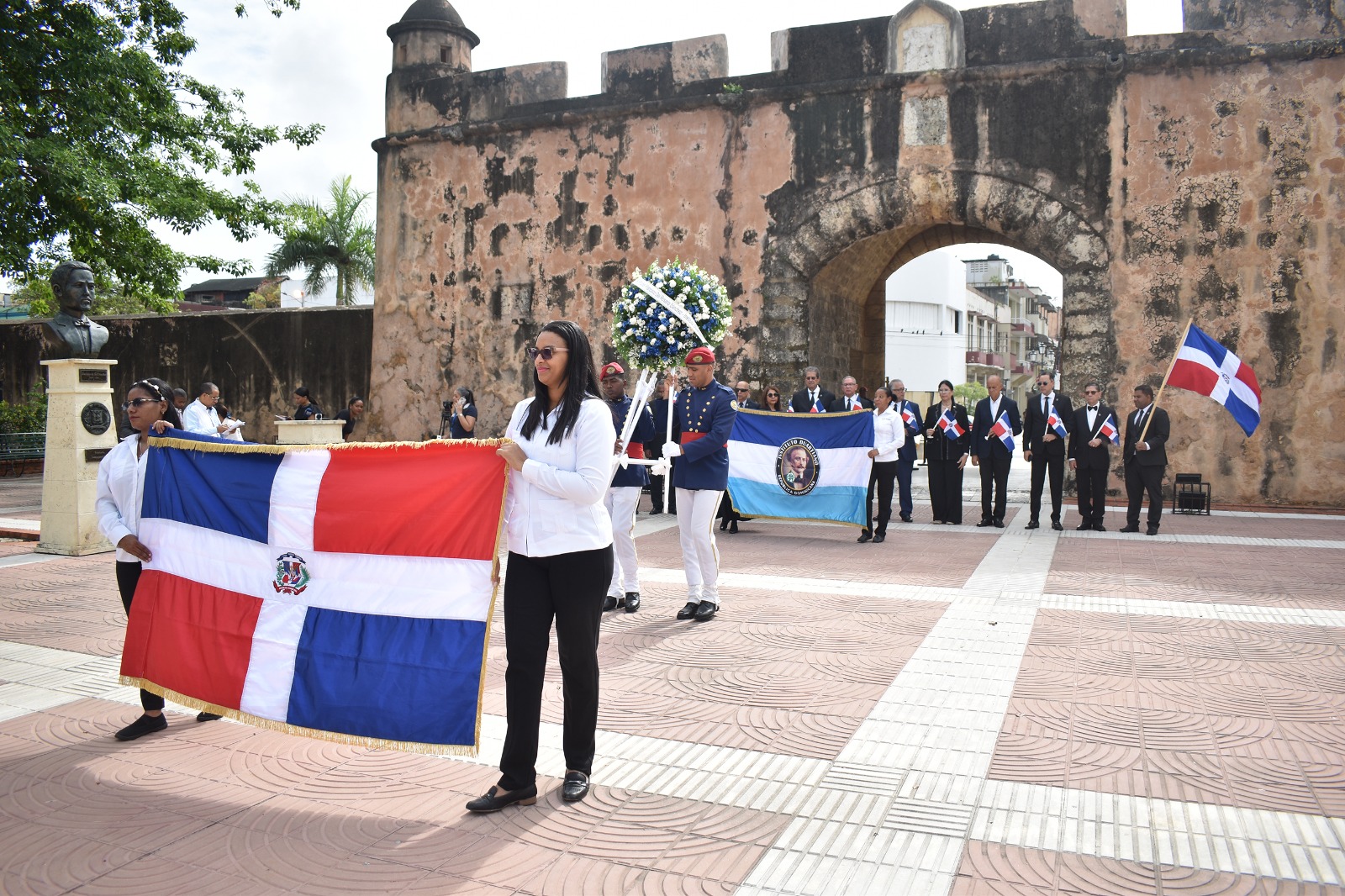 Directivos y miembros del Instituto Duartiano en el Altar de la Patria.