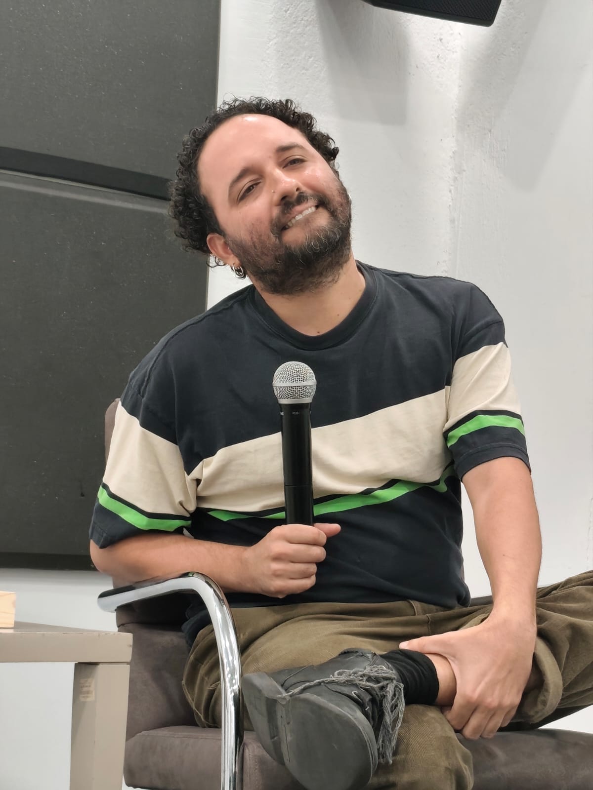 Nelson Carlo de los Santos, director del fime, en el foroum después del filme.