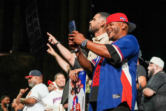 Comediantes dominicanos y puertorriqueños logran espectáculo a casa llenan en el United Palace Theater