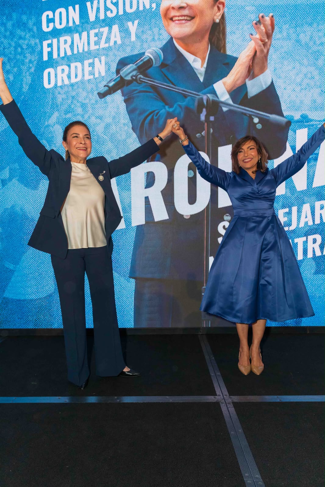 Carolina Mejía recibe apoyo de Geanilda Vásquez